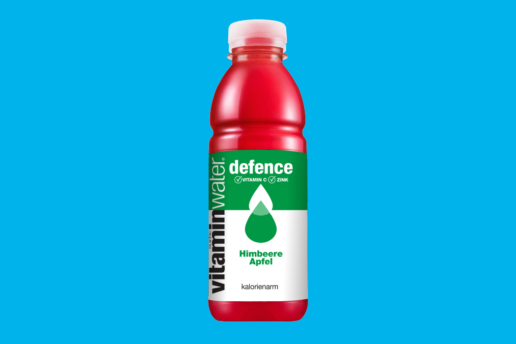 «defence» – Himbeere & Apfel enthält pro 100 ml 24 mg Vitamin C (30%*), 0.11 mg Vitamin B6 (7.5%*), 0.45 mg Vitamin B5 (7.5%*) und 1.2 mg Niacin (7.5%*).