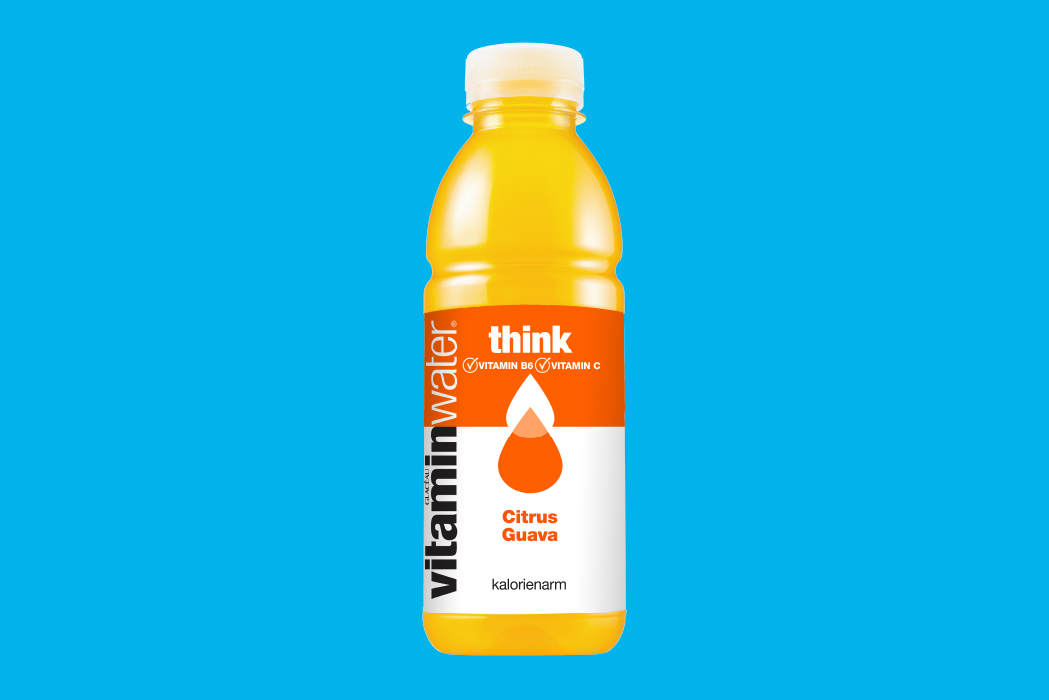 «think» – Zitrus & Guave enthält pro 100 ml 0.11 mg Vitamin B6 (7.5%*), 16 mg Vitamin C (20%*), 0.45 mg Vitamin B5 (7.5%*) und 1.2 mg Niacin (7.5%*).