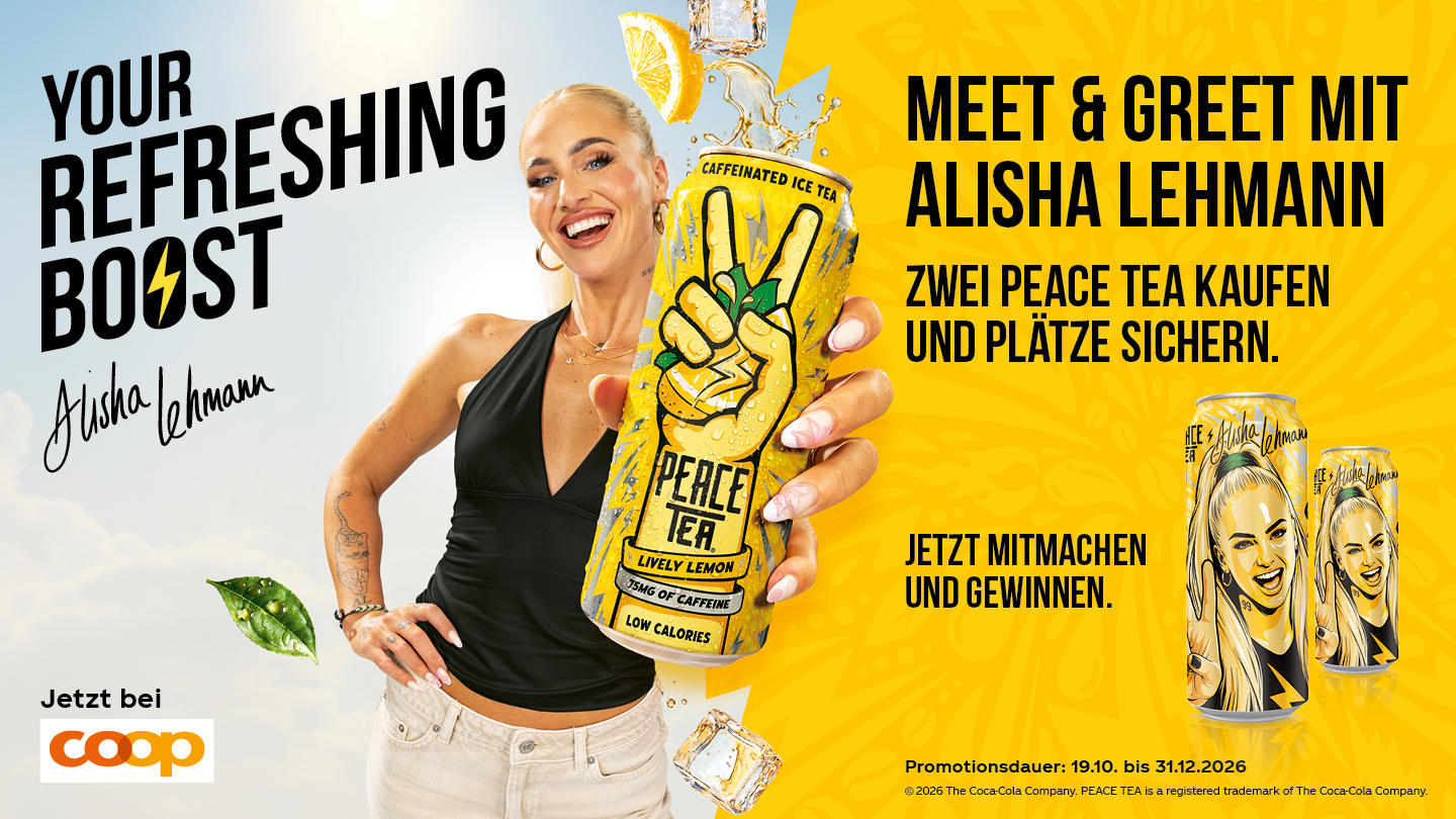 Werbegrafik mit gelb-orangem Hintergrund und vier Dosen „Peace Tea“ in den Sorten Mighty Mango, Berry Boogaloo, Lively Lemon und Punchy Peach. Jede Dose zeigt eine gezeichnete Hand im Peace-Zeichen mit grünen Blättern. Darüber ein gelbes „NEW“-Label. Rechts in großen schwarzen Buchstaben: „LUFT RAUS? TEE GIBT DIR DEN VIBE“. Darunter der Hinweis „Koffeinhaltiger Eistee“.