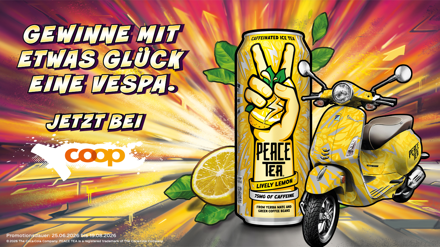 Ein Vespa‑Roller steht im Vordergrund, daneben ist eine Packung Peace Tea gut sichtbar platziert.