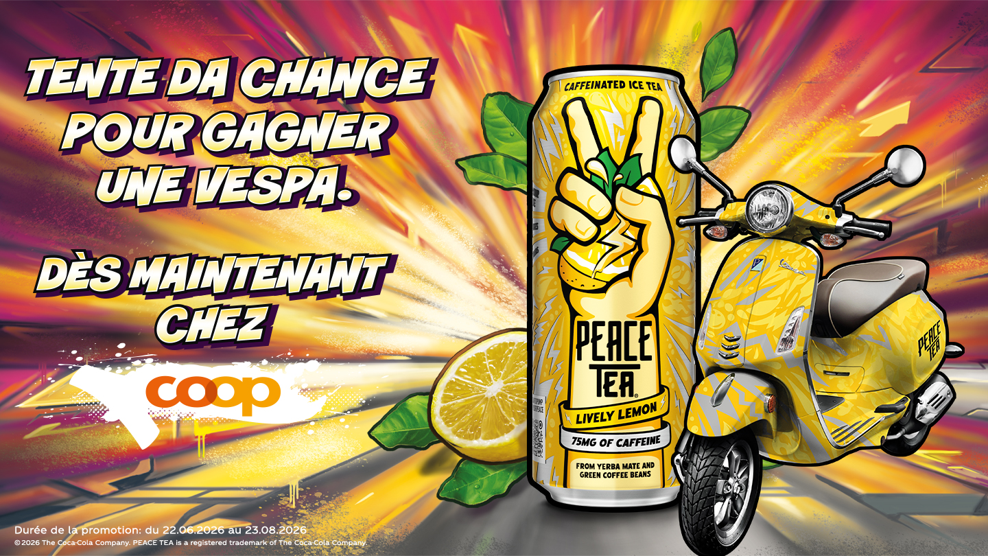 Un scooter Vespa est au premier plan, avec un emballage de Peace Tea clairement visible à côté.