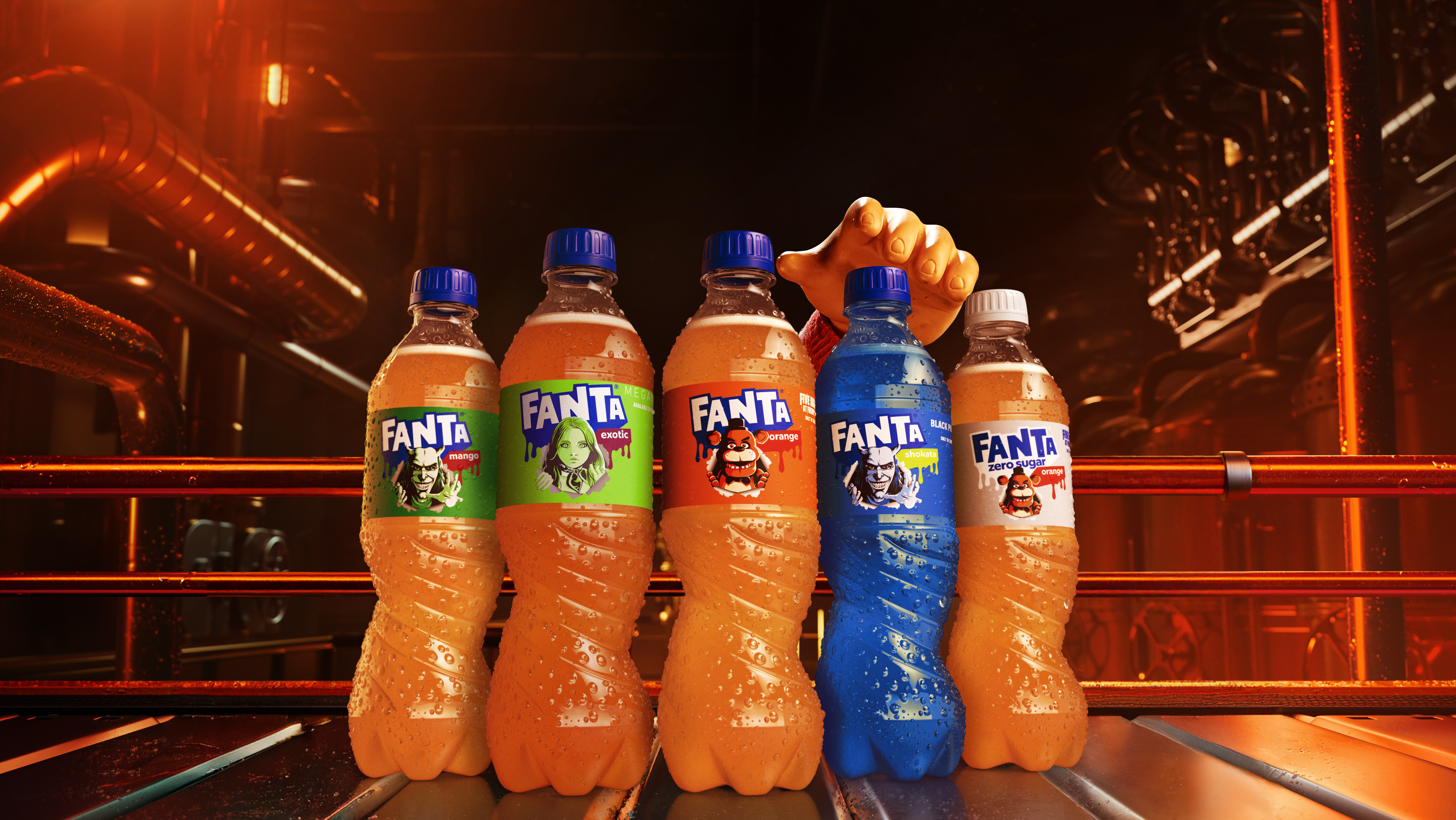 Set mit Fanta Dosen mit den Figuren Chucky, M3gan, Freddy Fazbear, Michael Myers und dem Greifer darauf.
