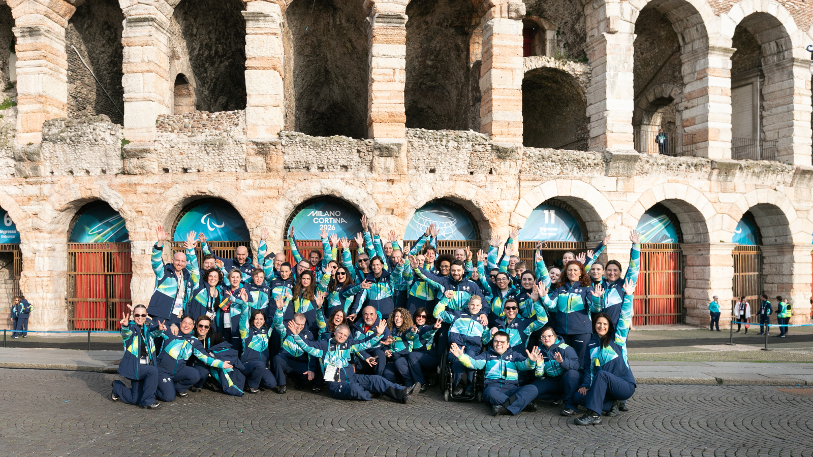Die Gruppe der Fahnen- und Schildträgerinnen und -träger vor dem Stadion in Verona