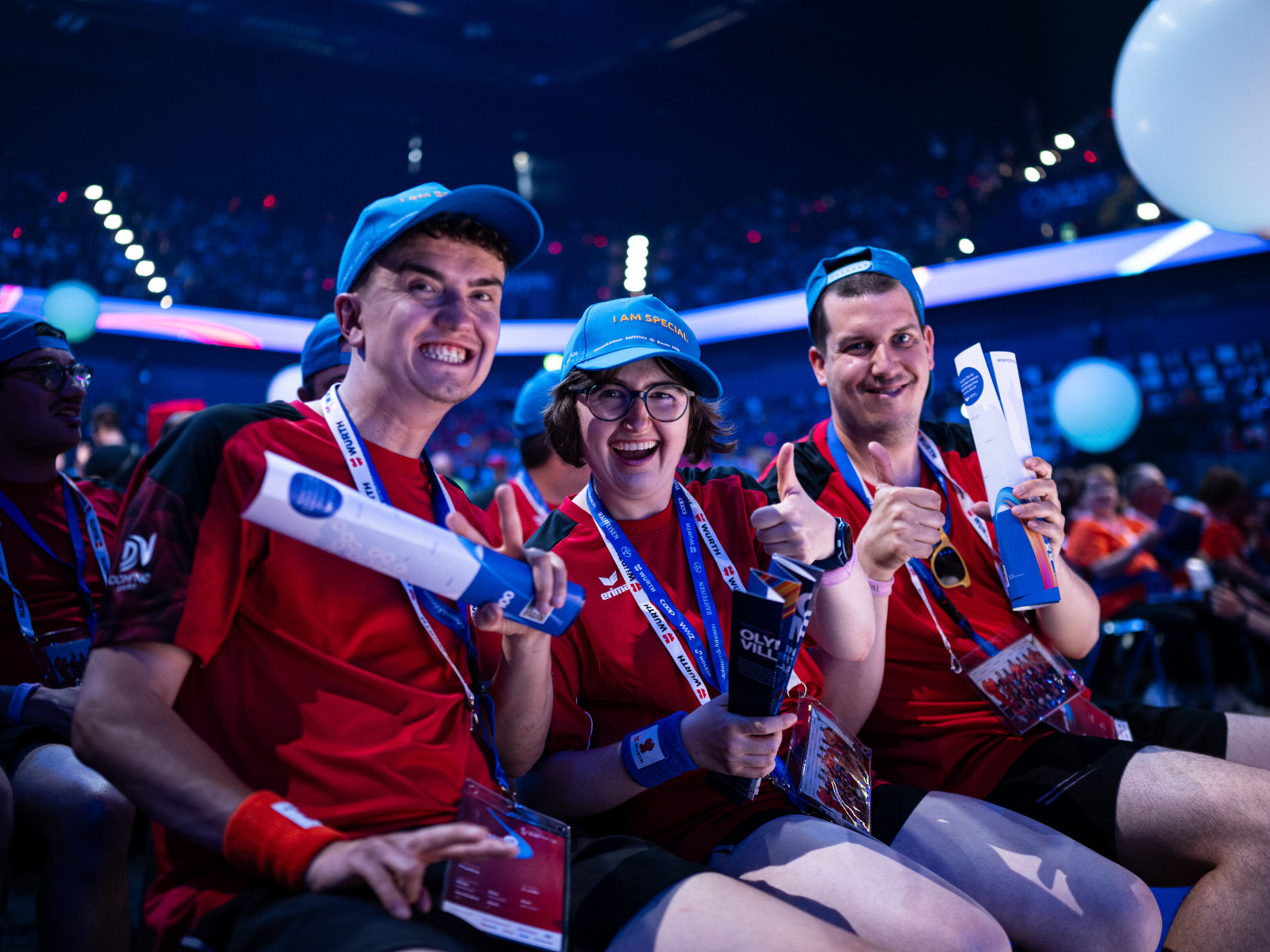 Trois participant-e-s sont assis dans le public lors de la cérémonie d’ouverture des Special Olympics National Games.