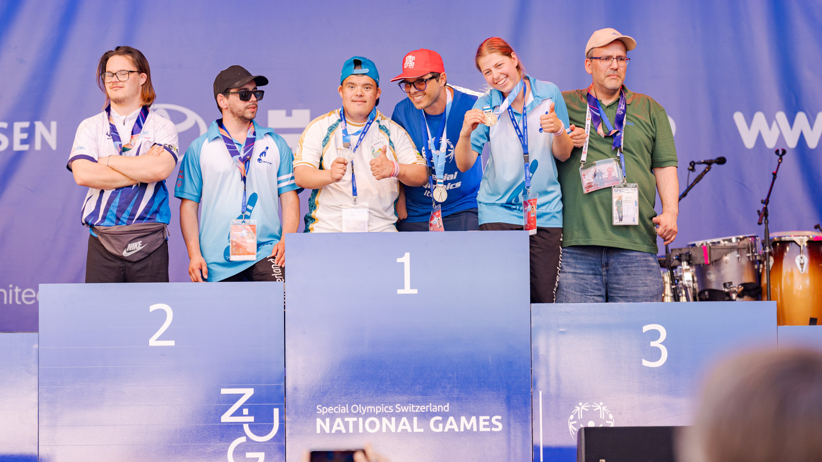 Des médaillé-e-s se tiennent sur le podium lors de la remise des prix.