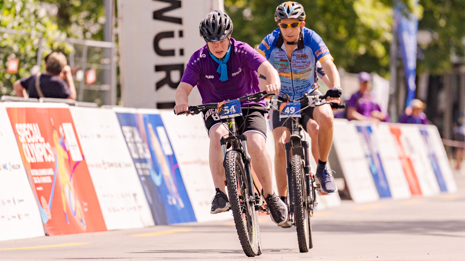 Deux athlètes participent à une course cycliste lors des Special Olympics National Games.