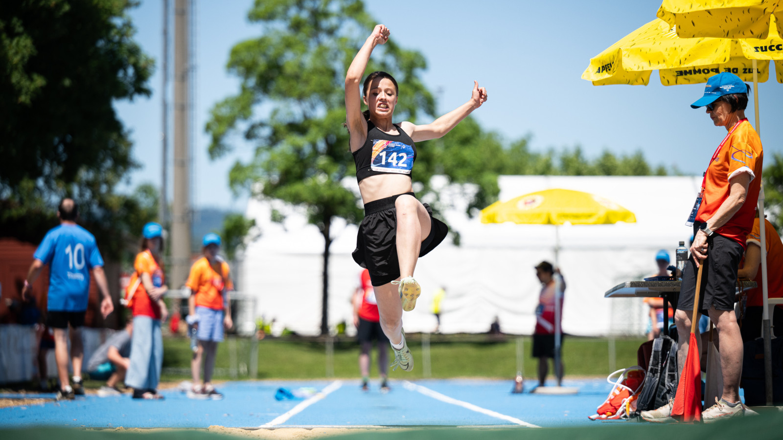 Une athlète saute en longueur lors des Special Olympics National Games.