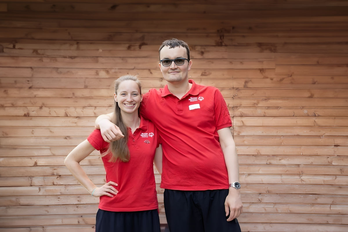 L’entraîneuse Léanne Regamey et le basketteur David Schmid, membres de la délégation suisse aux Special Olympics de Berlin.