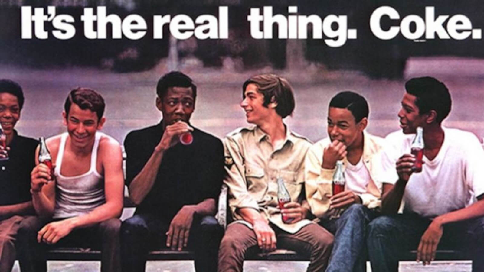 Anzeige aus den 60ern: Weisse und afroamerikanische Jugendliche auf einer Bank sitzend