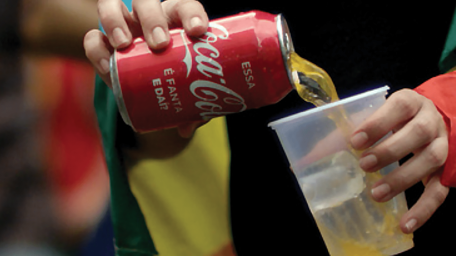 Eine Coca-Cola Dose mit Fanta als Inhalt
