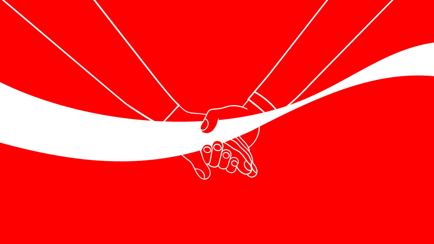 Zwei verschränkte Hände mit der Coca-Cola Welle