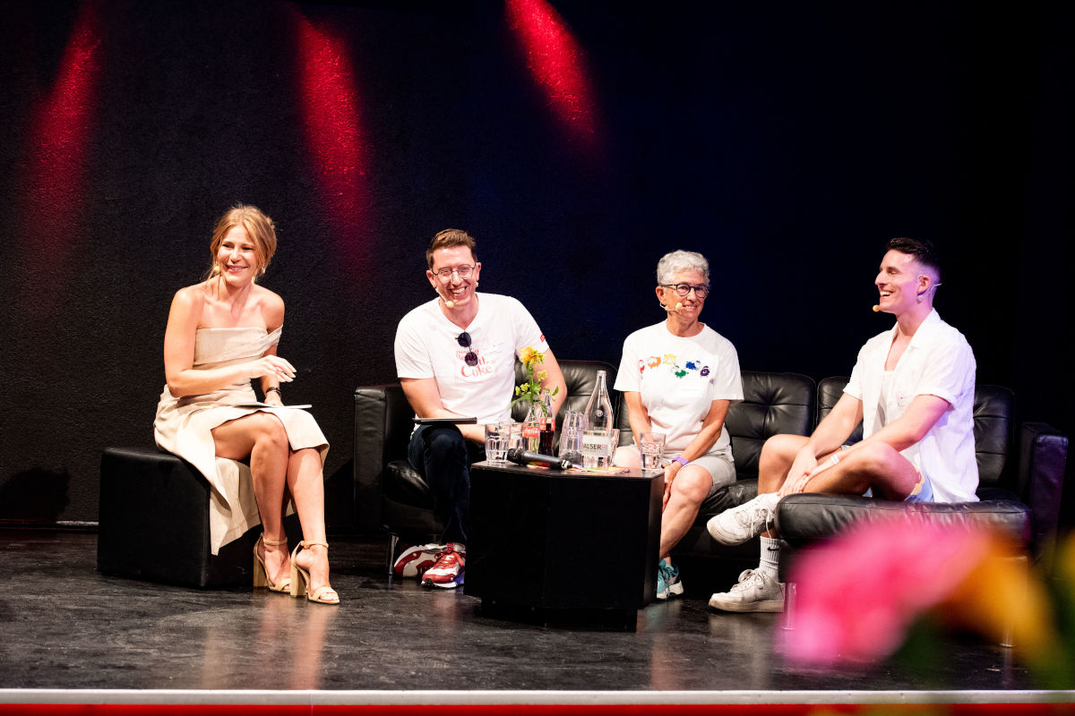 Auf dem Podium diskutierten Sarah Schütz (Moderation), Reyn ffoulkes, Salome Zimmermann und Tim Meier über LGBTQI+ & Generationen. (Foto: Barbara Müller)