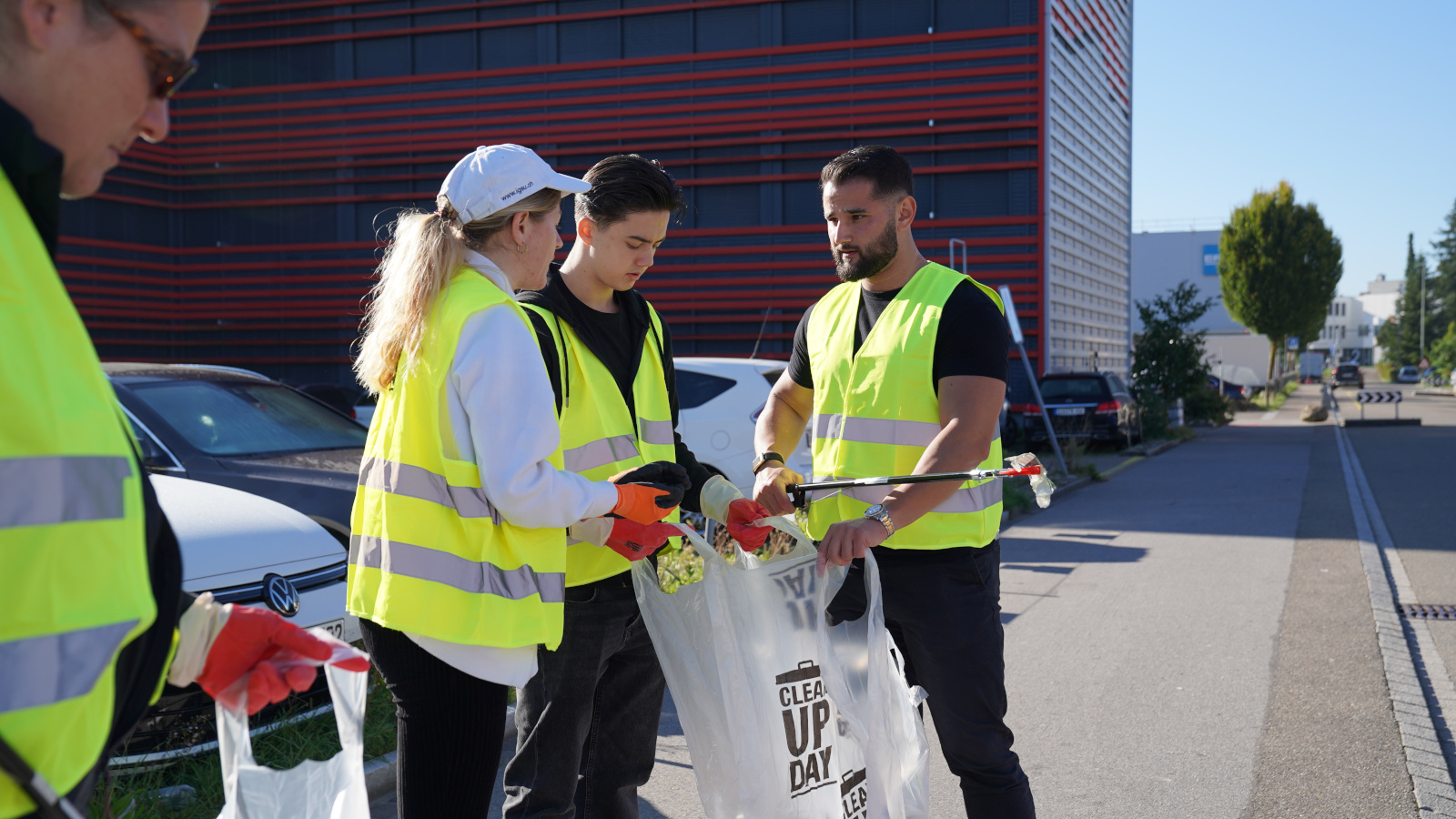 Mert Can dans son groupe de ramassage des déchets