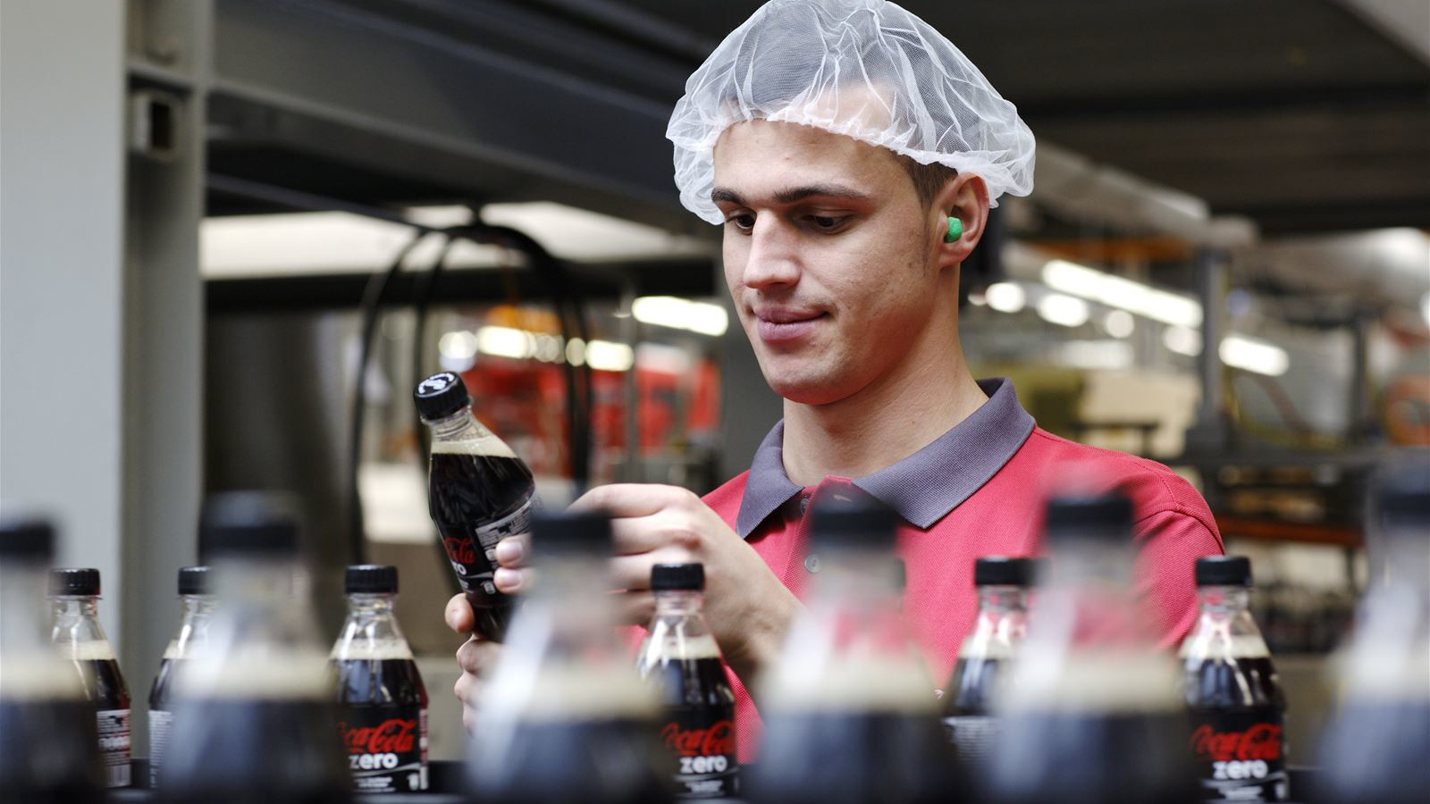 Qualitätskontrolle Coca-Cola Zero Zucker Flaschen in Dietlikon