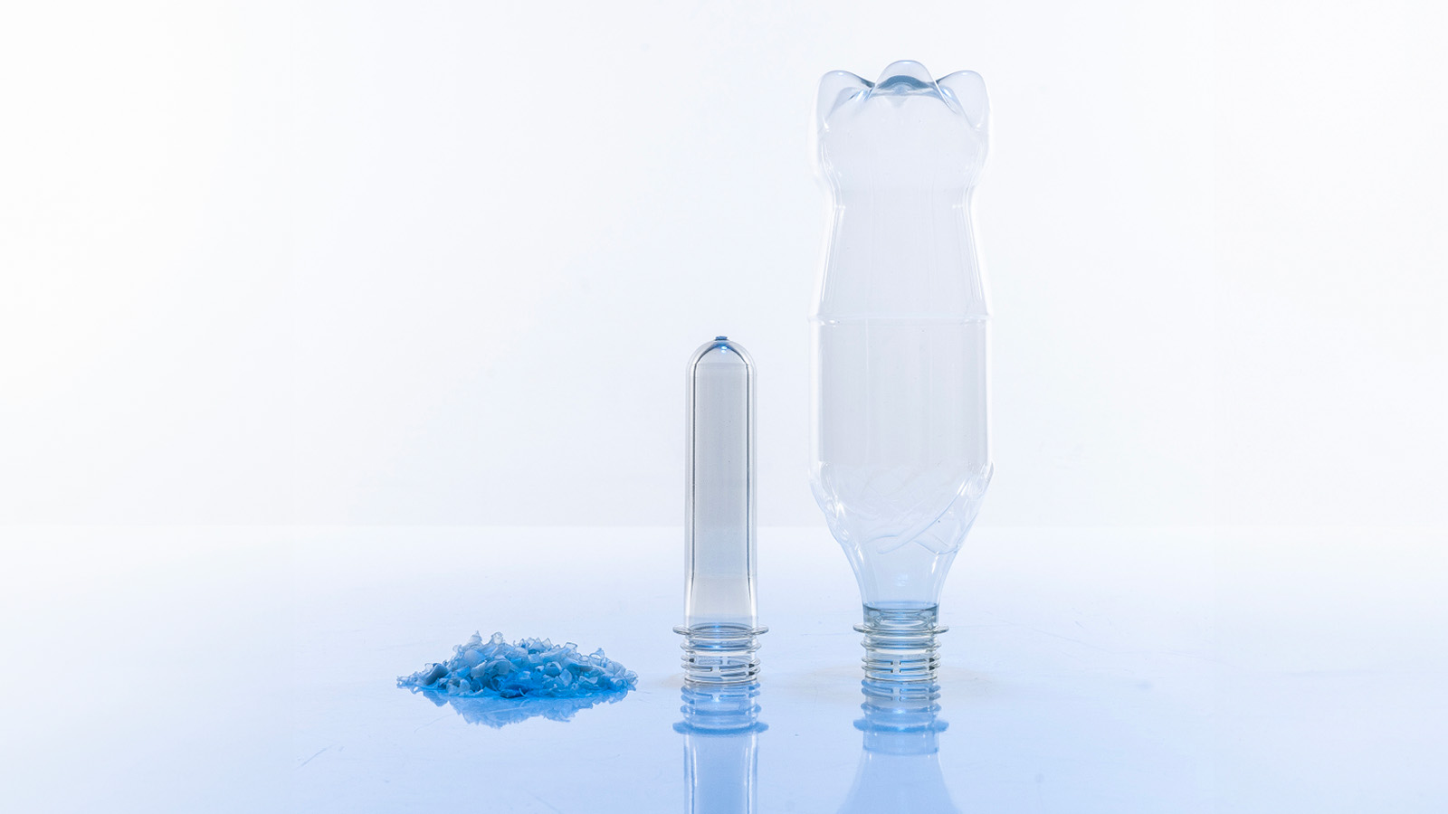Les paillettes de rPET sont fondues pour créer des préformes en PET, qui sont à leur tour soufflées pour former de nouvelles bouteilles