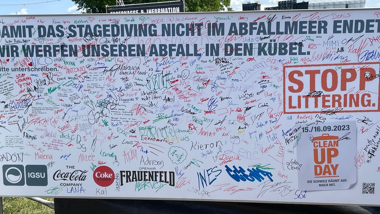 Eine Wand am Openair Frauenfeld, die zahlreiche Unterschriften enthält von Personen, die sich gegen Abfall einsetzen.