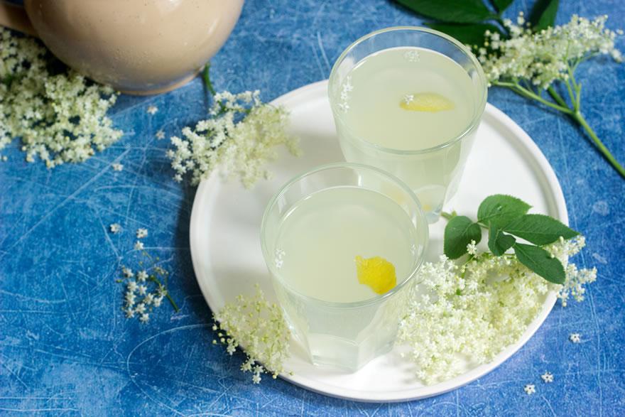 La boisson roumaine aux fleurs de sureau et aux citrons : Socata