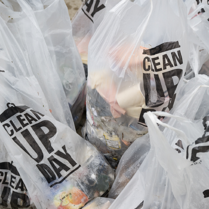 sacs poubelles remplis avec logo Clean up day