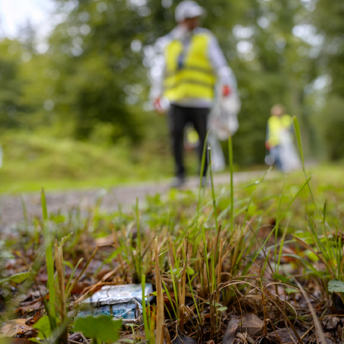 personne ramassant des déchets dans la rue