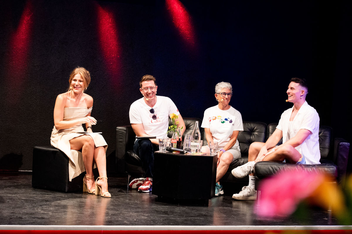 Sur le podium, Sarah Schütz (modératrice), Reyn ffoulkes, Salome Zimmermann et Tim Meier ont discuté du thème « LGBTQI+ & générations ». (Photo : Barbara Müller)