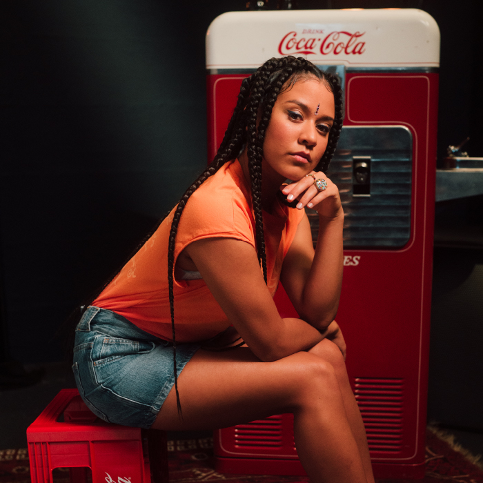 jeune chanteuse Naveni