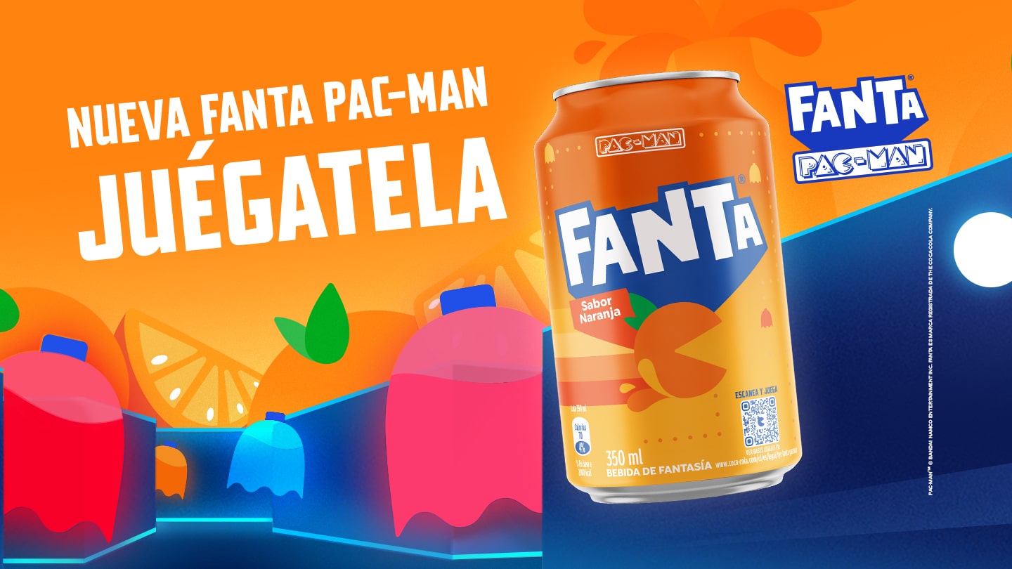 Lata de la nueva Fanta PAC-MAN naranja siendo perseguida por fantasmas de colores del juego PAC-MAN en un laberinto azul con cielo naranja y gajos de naranja flotando. Por encima, un texto que dice “Nueva Fanta Pac-Man, Juégatela”, junto a los logotipos de Fanta y PAC-MAN