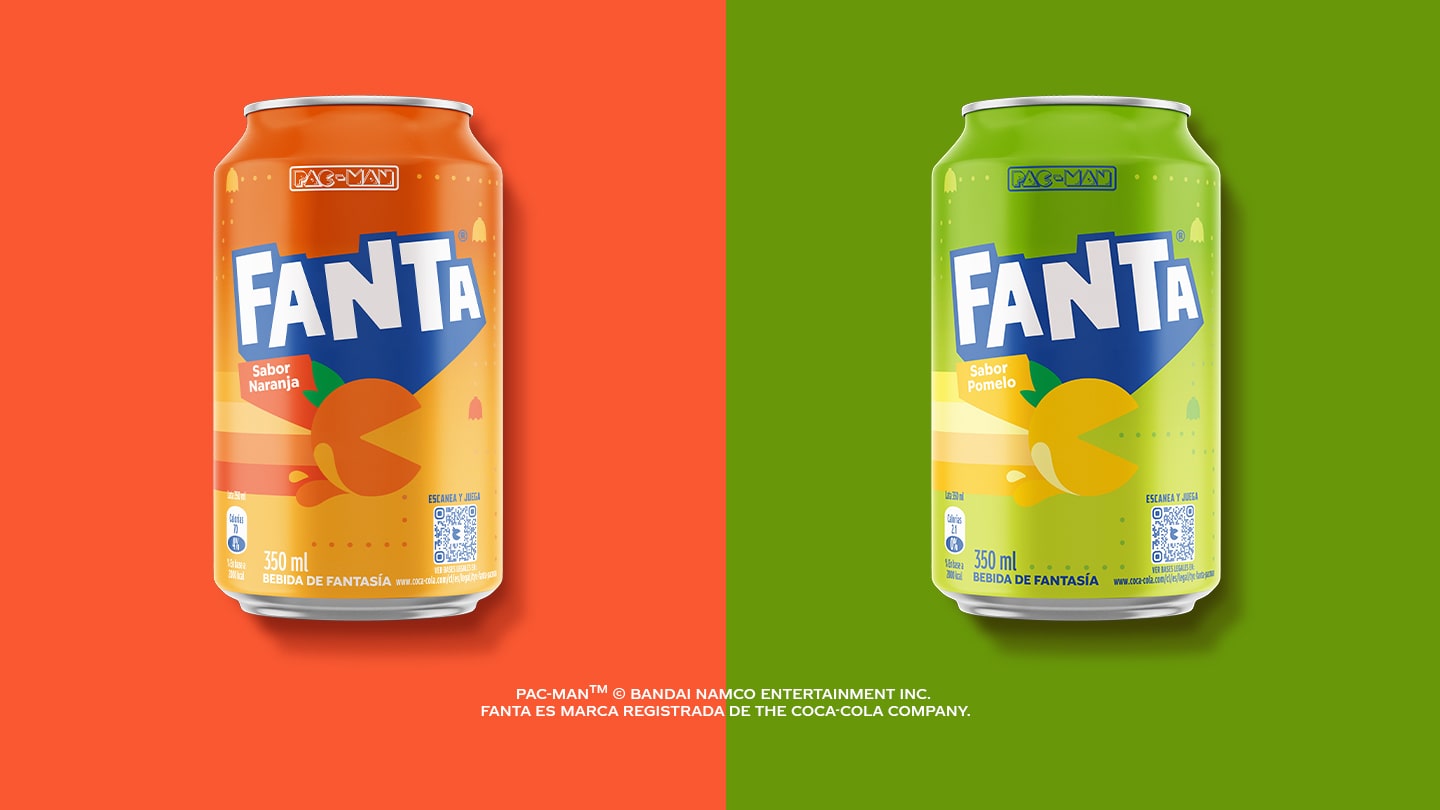 Dos latas de edición limitada Fanta Pac-Man de sabor naranja y Pomelo. Con los fondos de su respectivo color; la de la izquierda sobre fondo naranja, la Fanta de Pomelo sobre fondo verde.