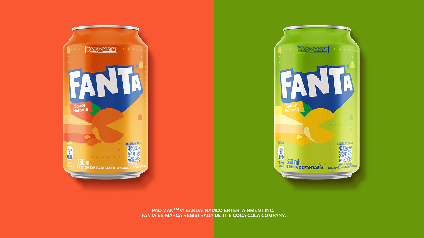 Dos latas de edición limitada Fanta Pac-Man de sabor naranja y Pomelo. Con los fondos de su respectivo color; la de la izquierda sobre fondo naranja, la Fanta de Pomelo sobre fondo verde.