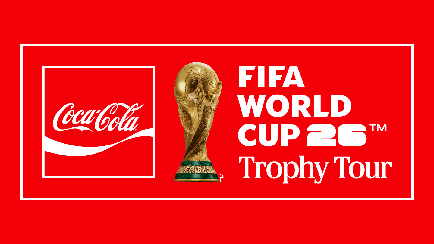 Logo de Coca-Cola y del evento Trophy Tour sobre un fondo rojo, junto a la imagen de la Copa Mundial de la FIFA 26™ .