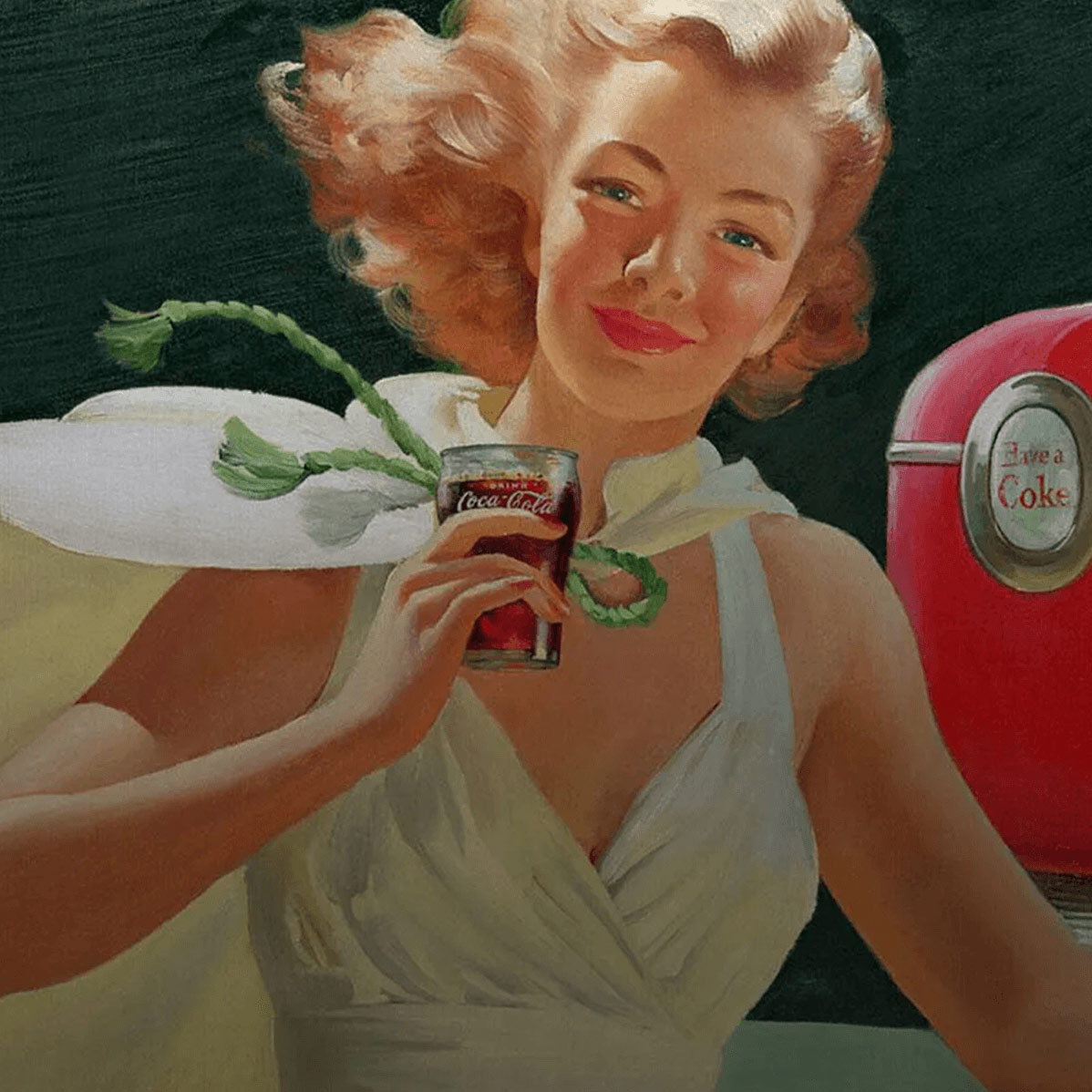 Una mujer sonriente de estilo retro, probablemente de los años 50, vestida con un vestido blanco y un sombrero con adornos verdes, sostiene un vaso de Coca-Cola. Al fondo, se ve un dispensador de Coca-Cola rojo. La imagen evoca la publicidad clásica de la marca.