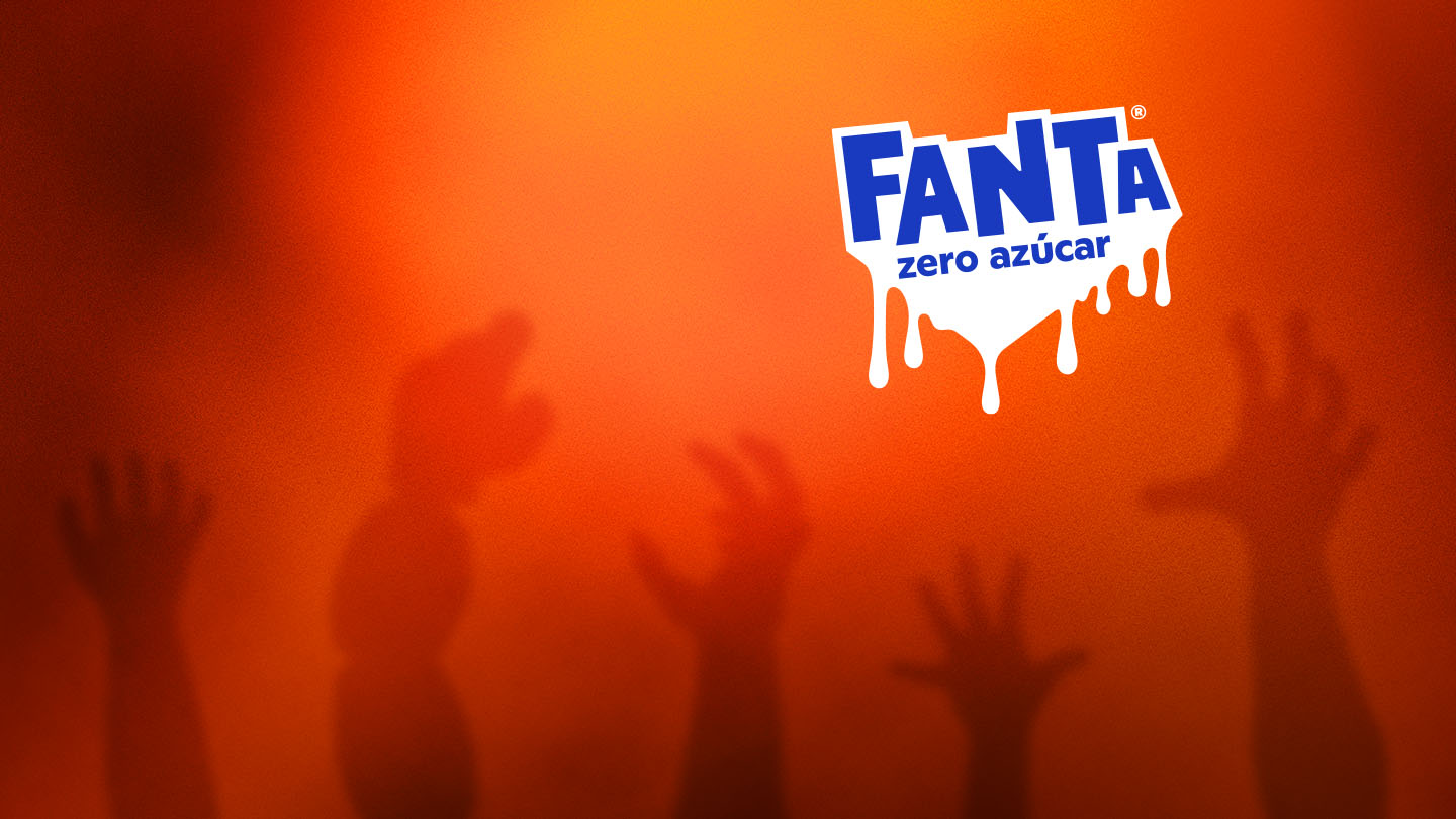 Fondo naranja, manos alzadas. Logo Fanta azul goteando. Deseo intenso, toque misterioso.
