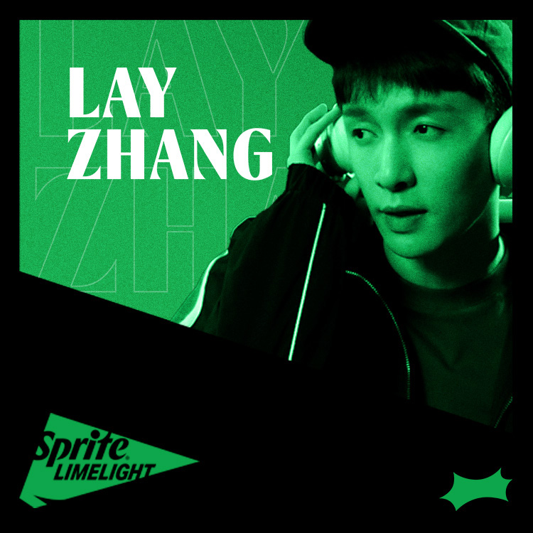 Lay Zhang, cantante surcoreano con auriculares sobre fondo verde.