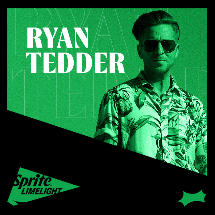 Ryan Tedder, cantante estadounidense de Pop Rock, compositor y músico con camisa floreada y lentes de sol sobre un fondo verde.