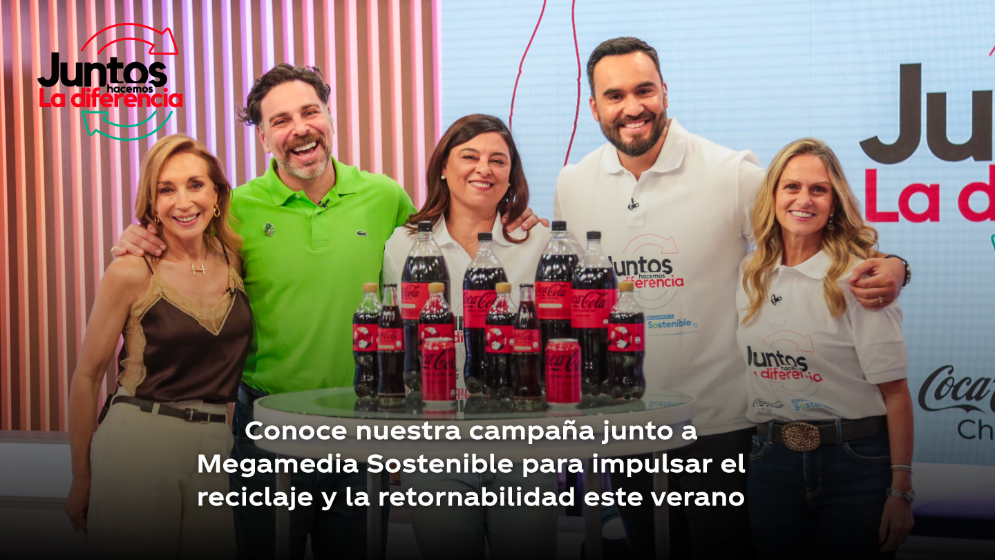 Dos latas de Absolut Sprite y una copa con un elemento verde en una mesa blanca, con un fondo borroso de luces de neón.