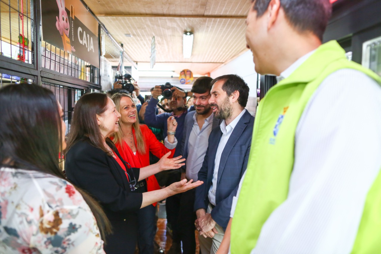 Rafael Rincón discutiendo con mujeres emprendedoras