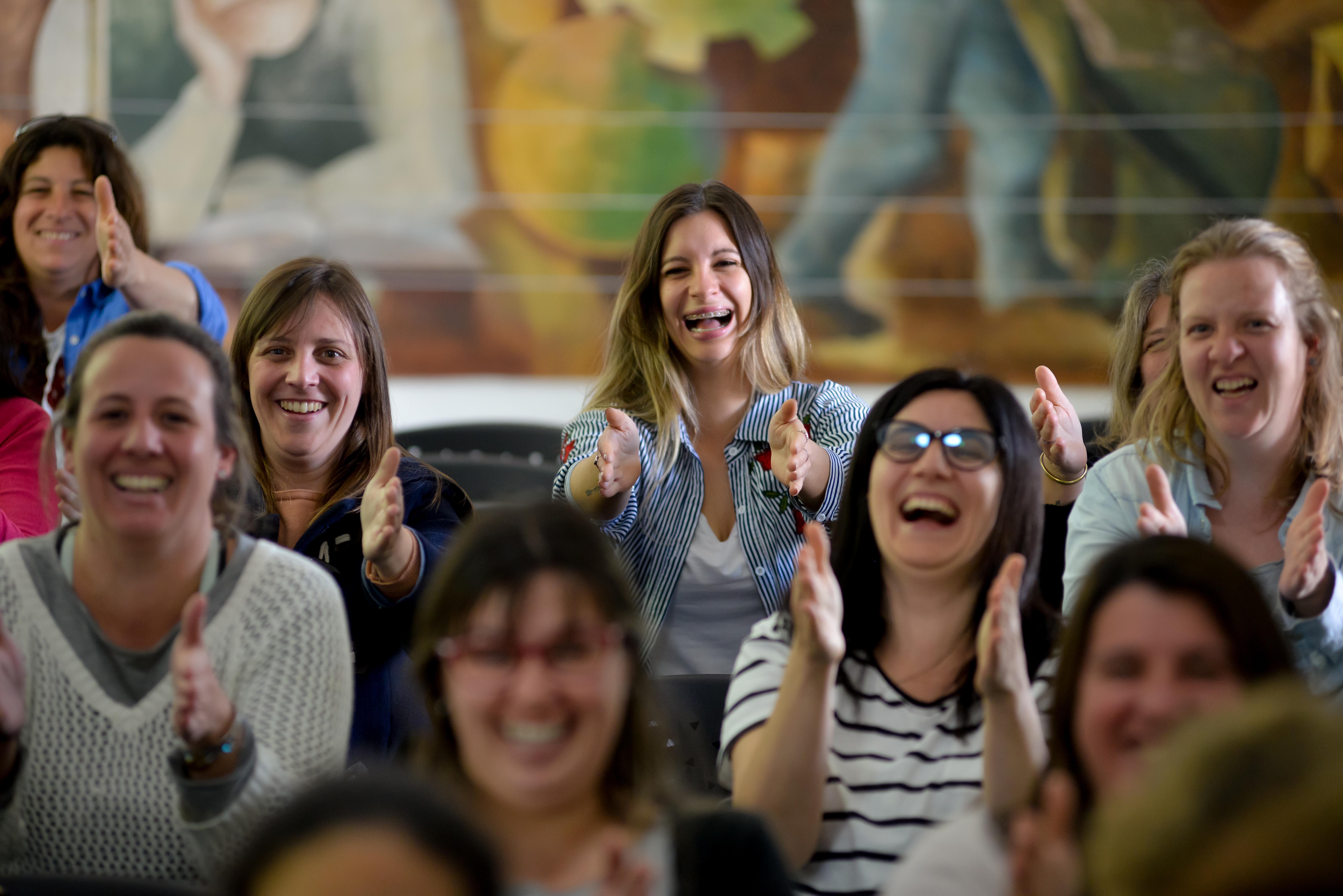 Un grupo de mujeres riendo