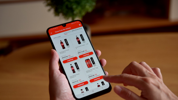 Una persona observa la página web de Coca-Cola desde un celular