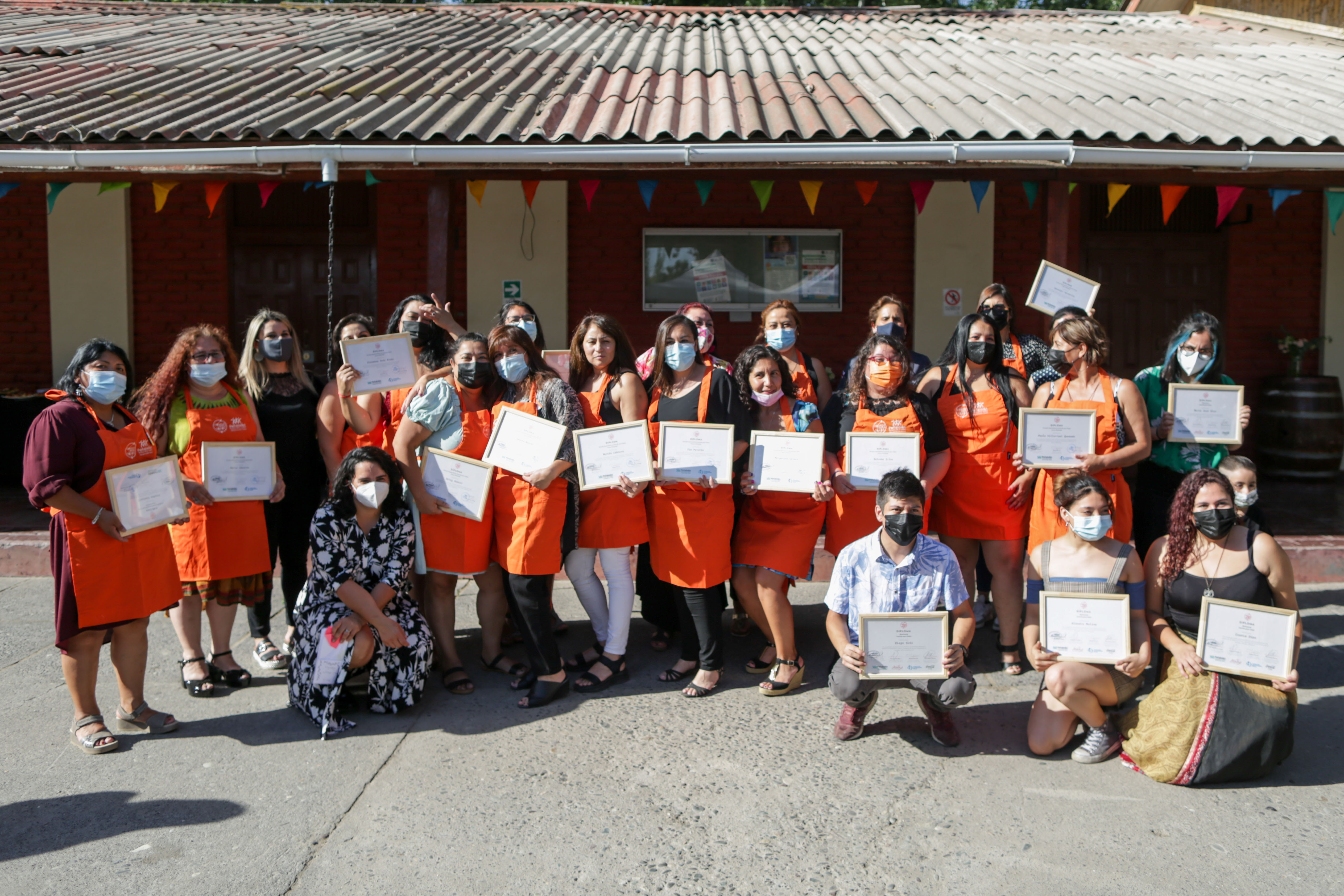 Estudiantes de los bootcamps gastronómicos con sus diplomas