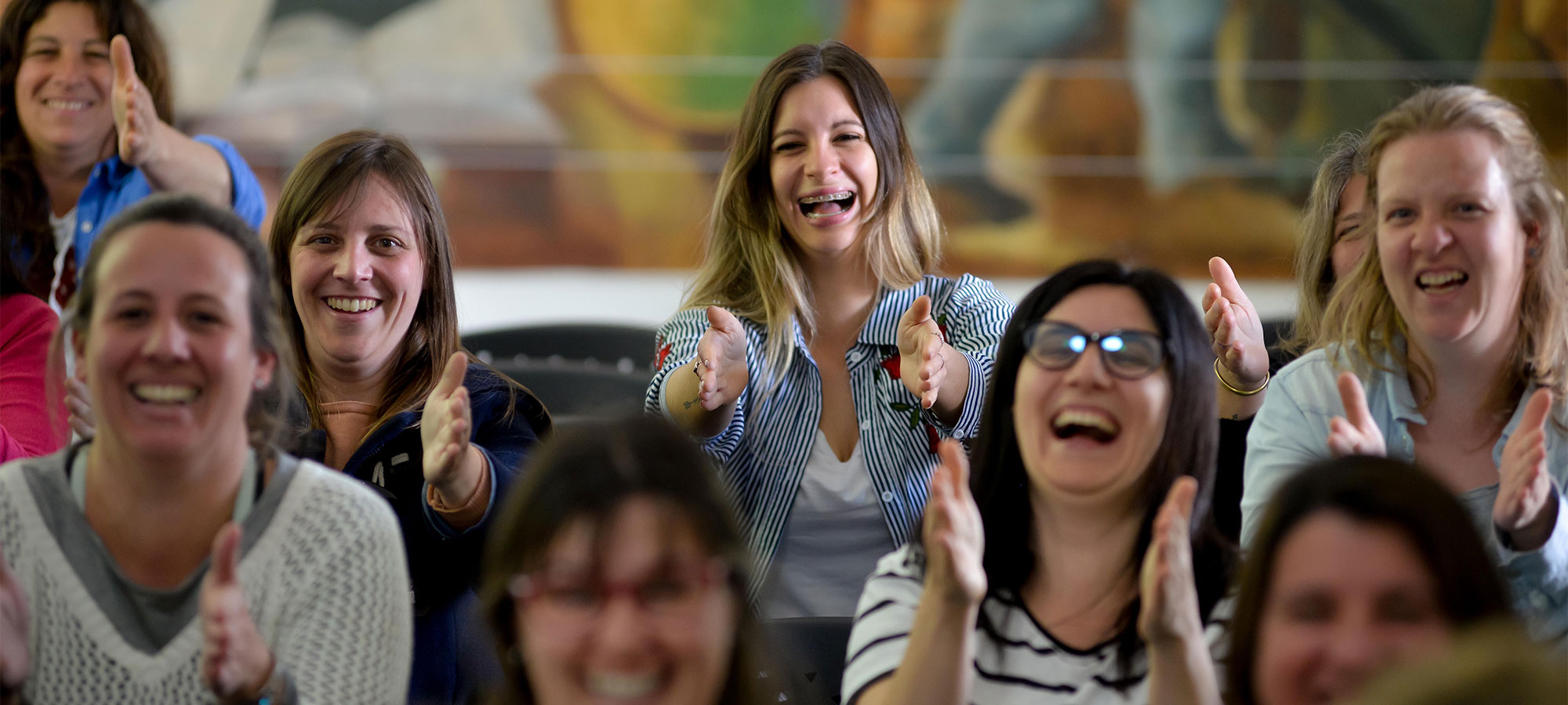 Un grupo de mujeres ríendo