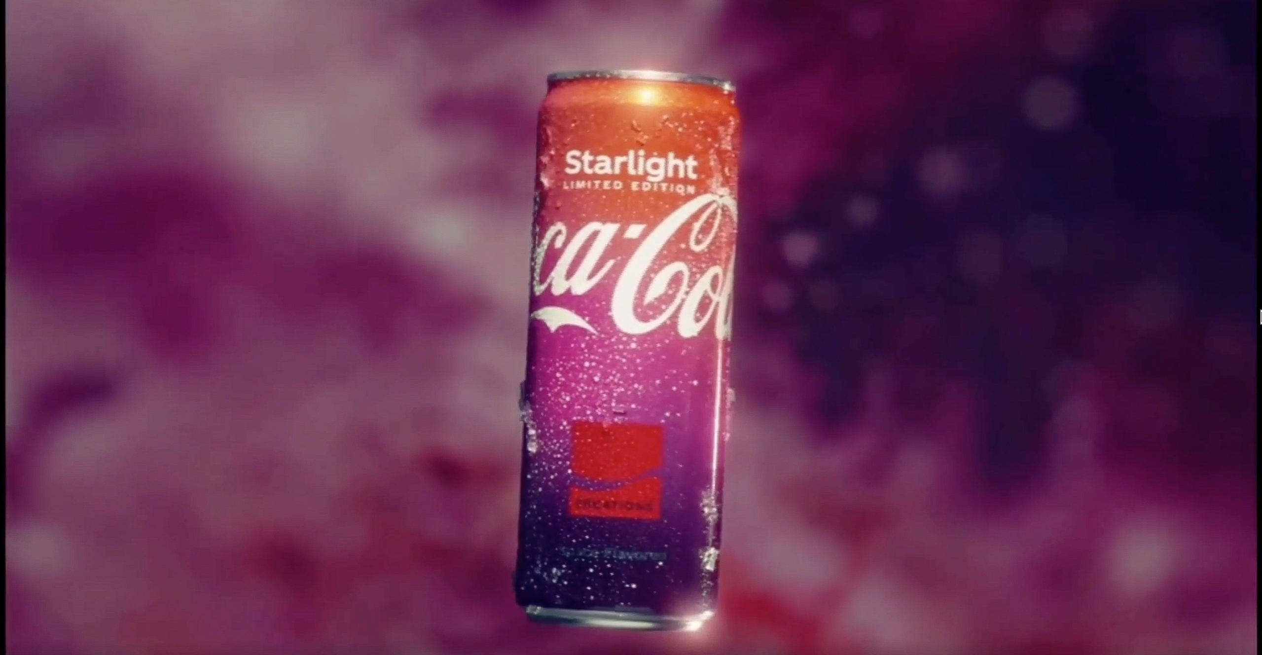 Lata de Coca-Cola Starlight, fondo púrpura.