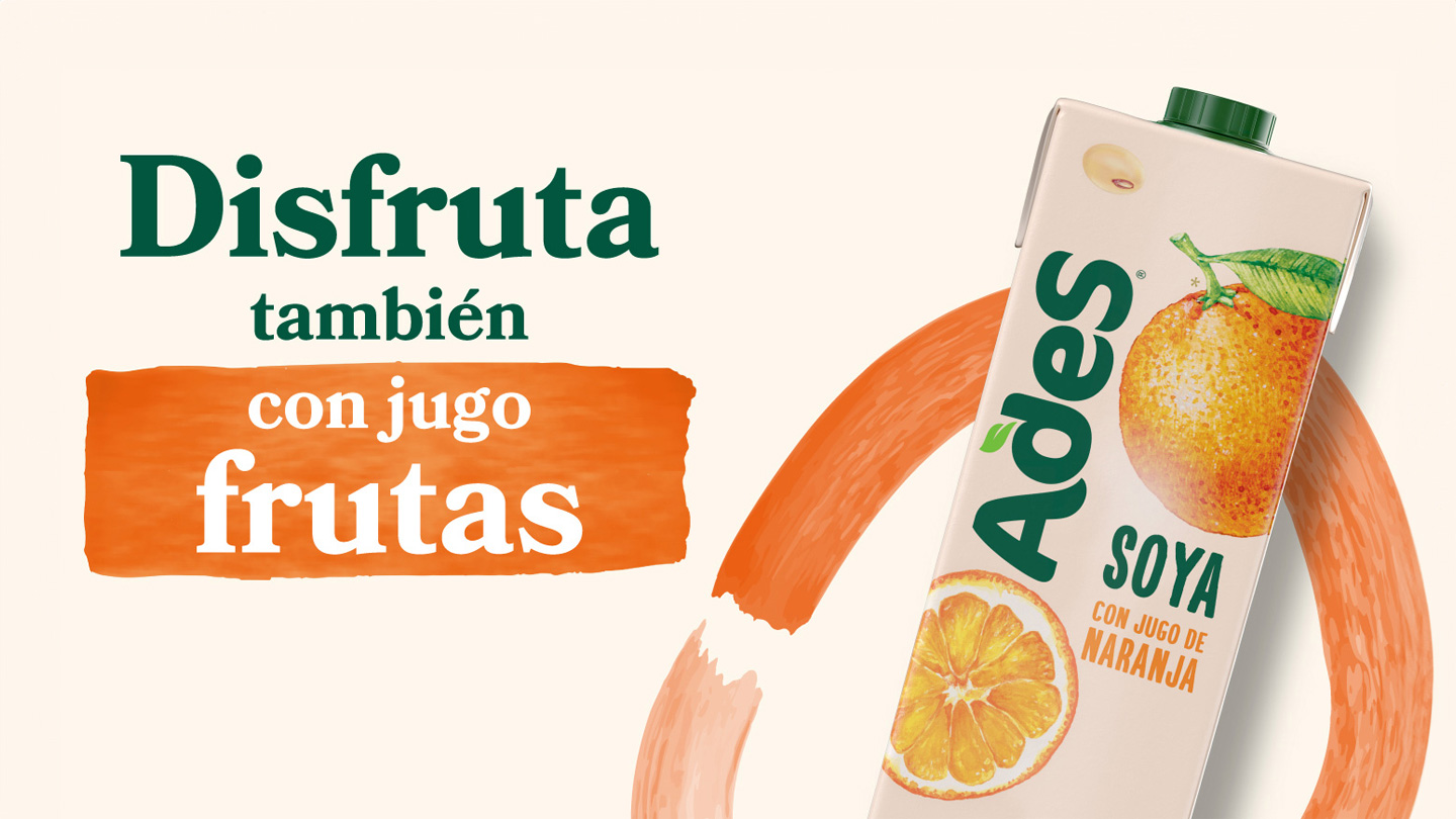 Botella de Litro Ades sabor Soya con Jugo de Naranja. Texto: "Disfruta también con jugo de frutas"