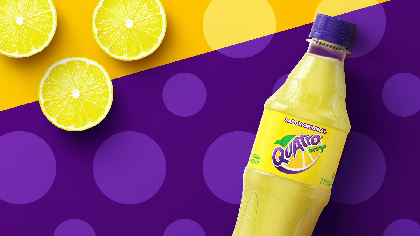 Banner de Quatro. Fondo de color violeta y amarillo con una botella de Quatro al lado derecho