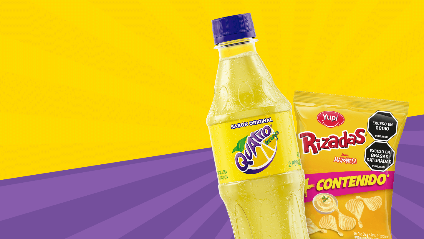 Botella de Quatro junto a un paquete de Rizadas sobre un fondo amarillo y violeta