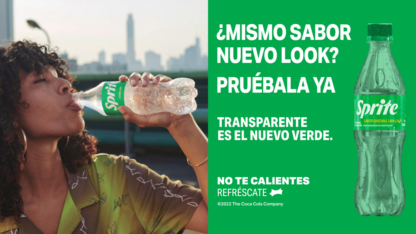 Mujer tomando una Sprite. ¿Mismo sabor nuevo look? Pruébala ya.