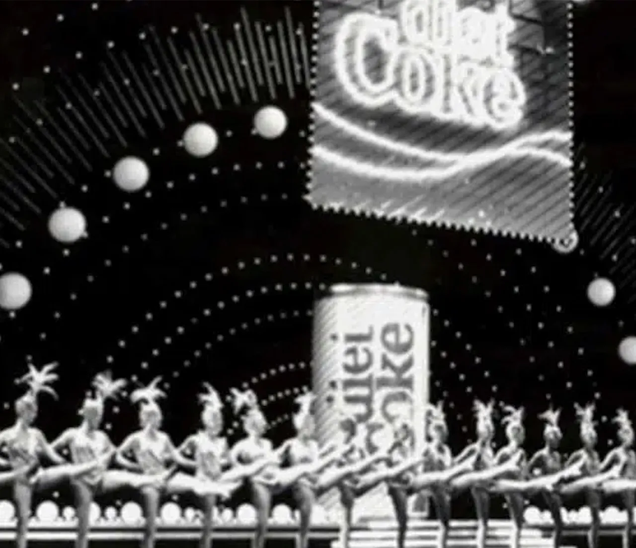 Photographie ancienne en noir et blanc d’un spectacle de danse des années 1920 avec décoration Diet Coke