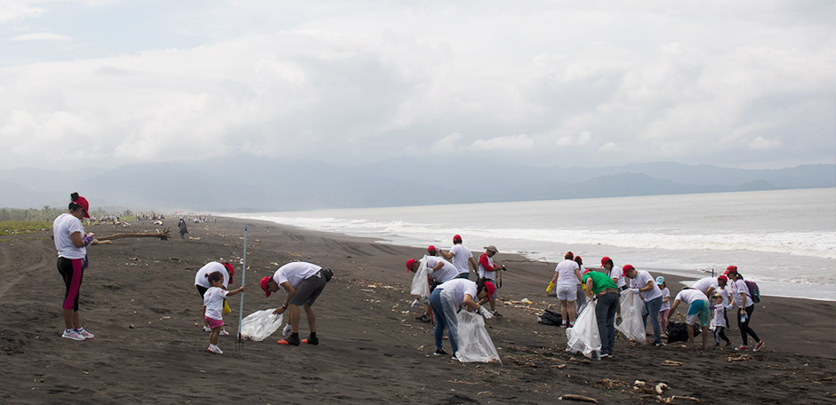 Personas recogiendo residuos en una playa