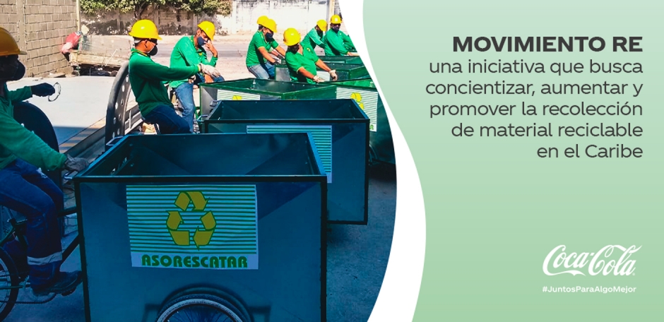 Trabajadores de reciclaje con motocarros