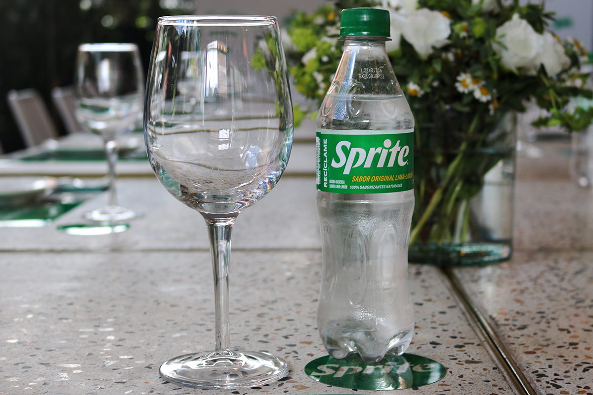 Mesa con copas y botella de Sprite