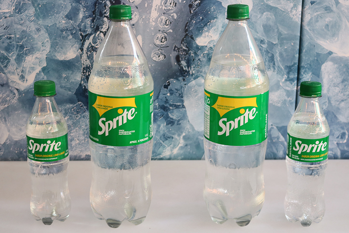 Cuatro botellas de Sprite de distintos tamaños