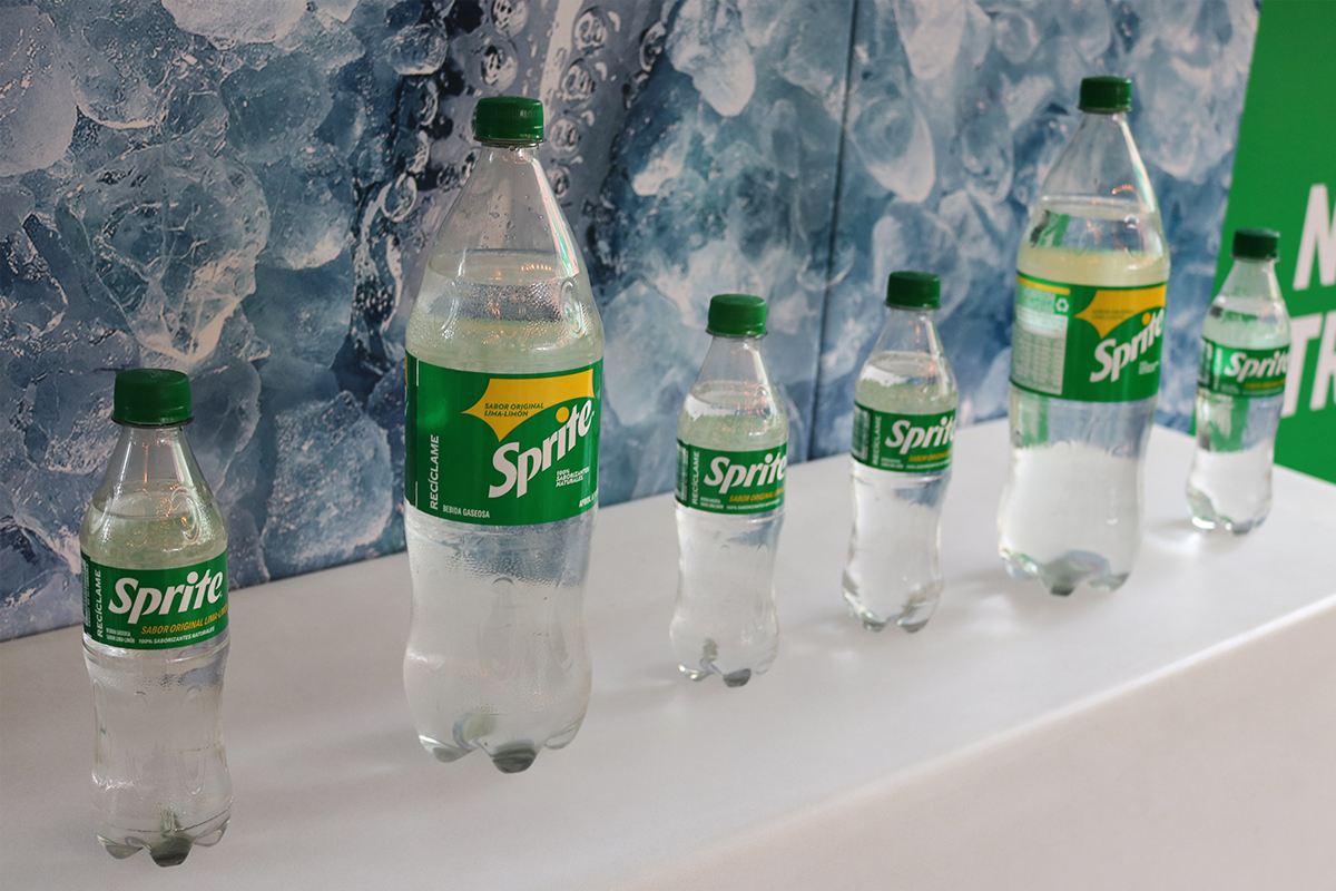 Seis botellas de Sprite de distintos tamaños